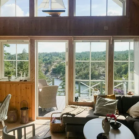 Feriehus Unique By The Water On